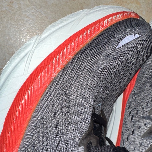 Hoka Gray and Red Sneaker clifton 8 - Picture 6 of 9